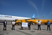 Fuelling of the Airbus A321 for Air Transat, using SAF supplied by Air bp